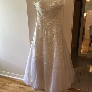 Cache Strapless White Iridescent Beaded Gown
